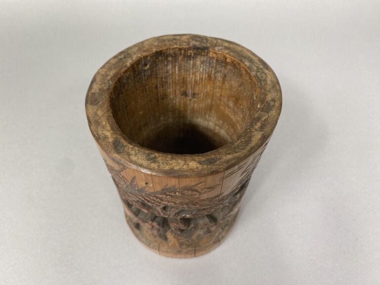 Chine - Pot à pinceaux dit Bitong en bois sculpté à décor de lettrés sous des p…