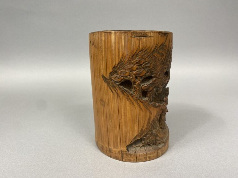 Chine - Pot à pinceaux dit Bitong en bois sculpté à décor de lettrés sous des p…