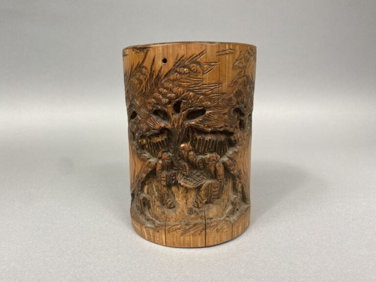 Chine - Pot à pinceaux dit Bitong en bois sculpté à décor de lettrés sous des p…