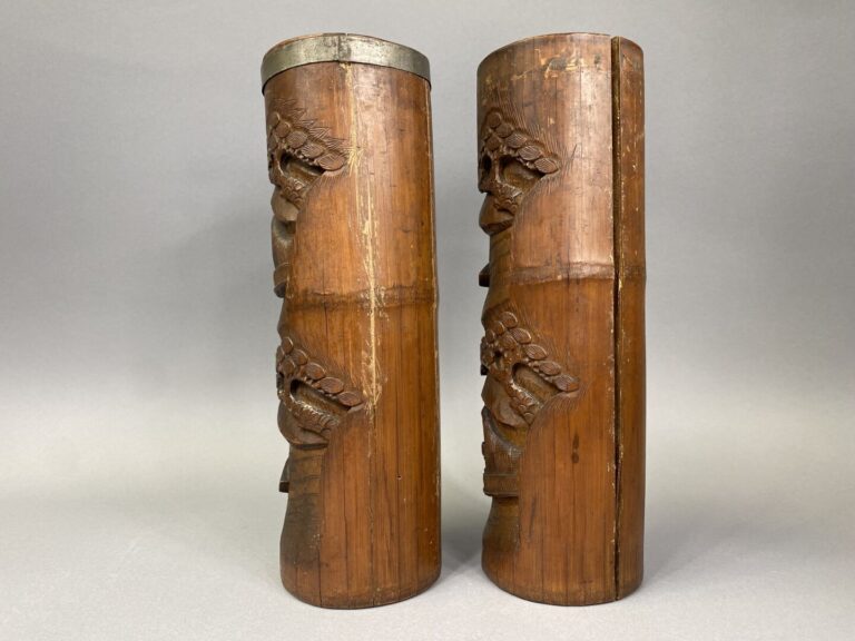 Chine - Suite de deux pots à pinceaux en bois sculpté à décor de barques sur un…