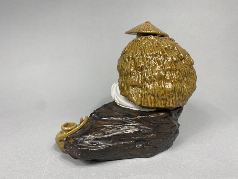 Chine - Sujet en terre cuite émaillée polychrome à décor d'un vieux pêcheur et…