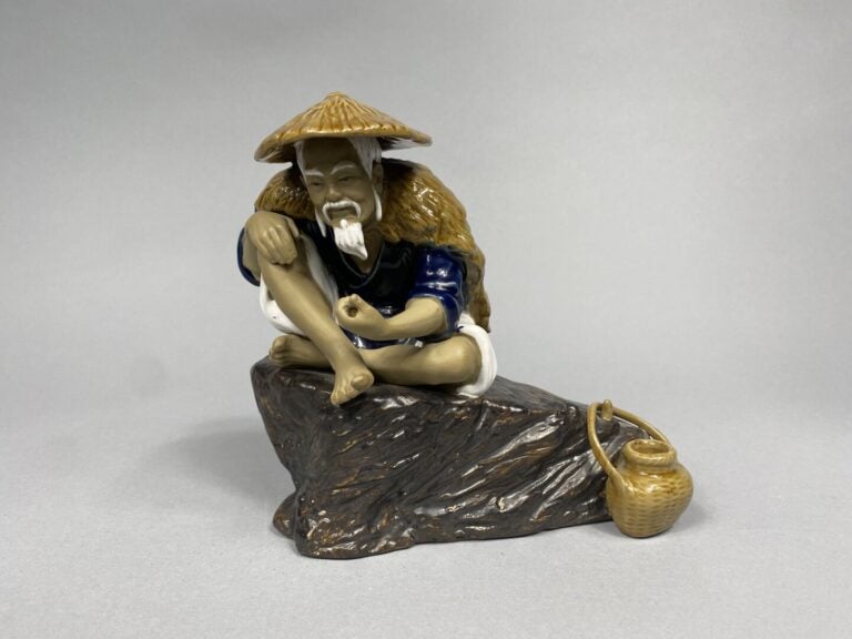 Chine - Sujet en terre cuite émaillée polychrome à décor d'un vieux pêcheur et…