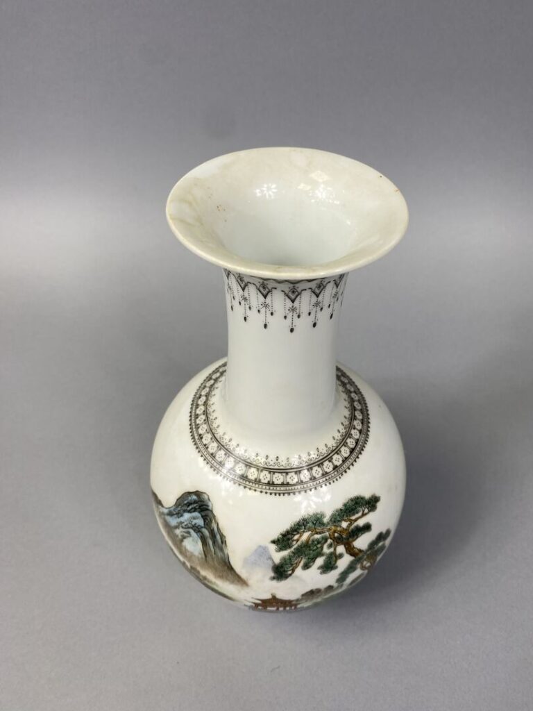 Chine - Vase balustre en porcelaine émaillée polychrome à décor d'une pagode pa…