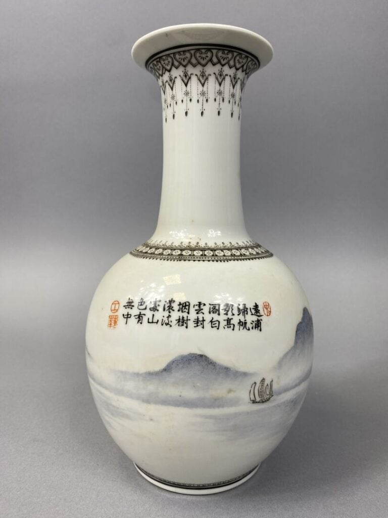 Chine - Vase balustre en porcelaine émaillée polychrome à décor d'une pagode pa…