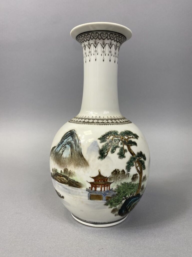 Chine - Vase balustre en porcelaine émaillée polychrome à décor d'une pagode pa…