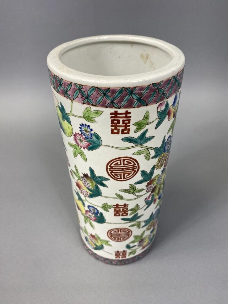 Chine - Vase rouleau en porcelaine émaillée à décor de branchages fleuris, pêch…