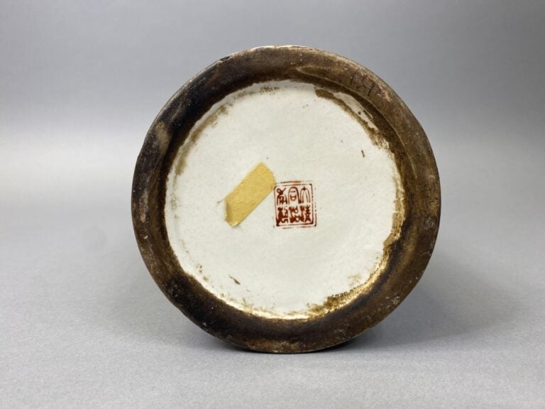 Chine - Vase rouleau en porcelaine émaillée à décor de branchages fleuris, pêch…