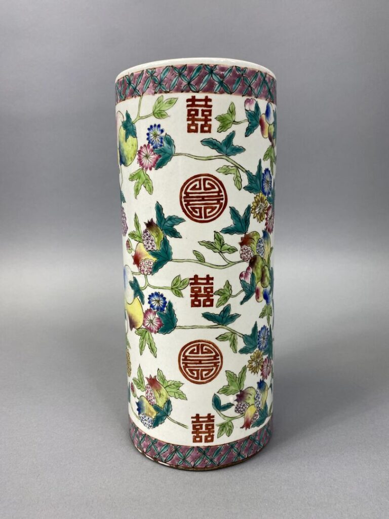 Chine - Vase rouleau en porcelaine émaillée à décor de branchages fleuris, pêch…