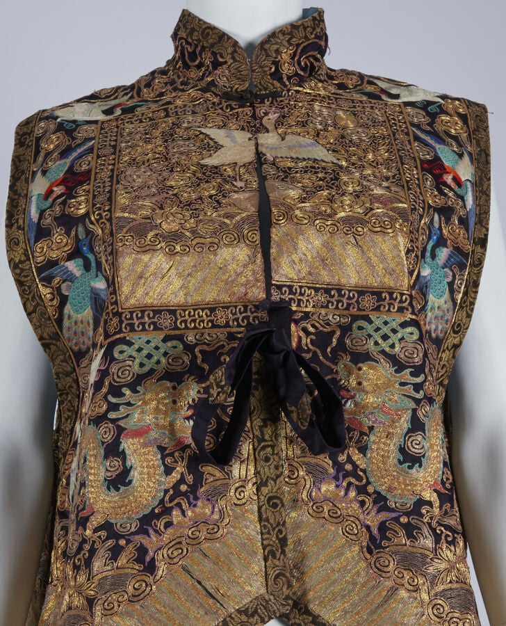 CHINE - XIXE SIÈCLE - Gilet en soie bleue à décor brodé aux fils polychromes et…