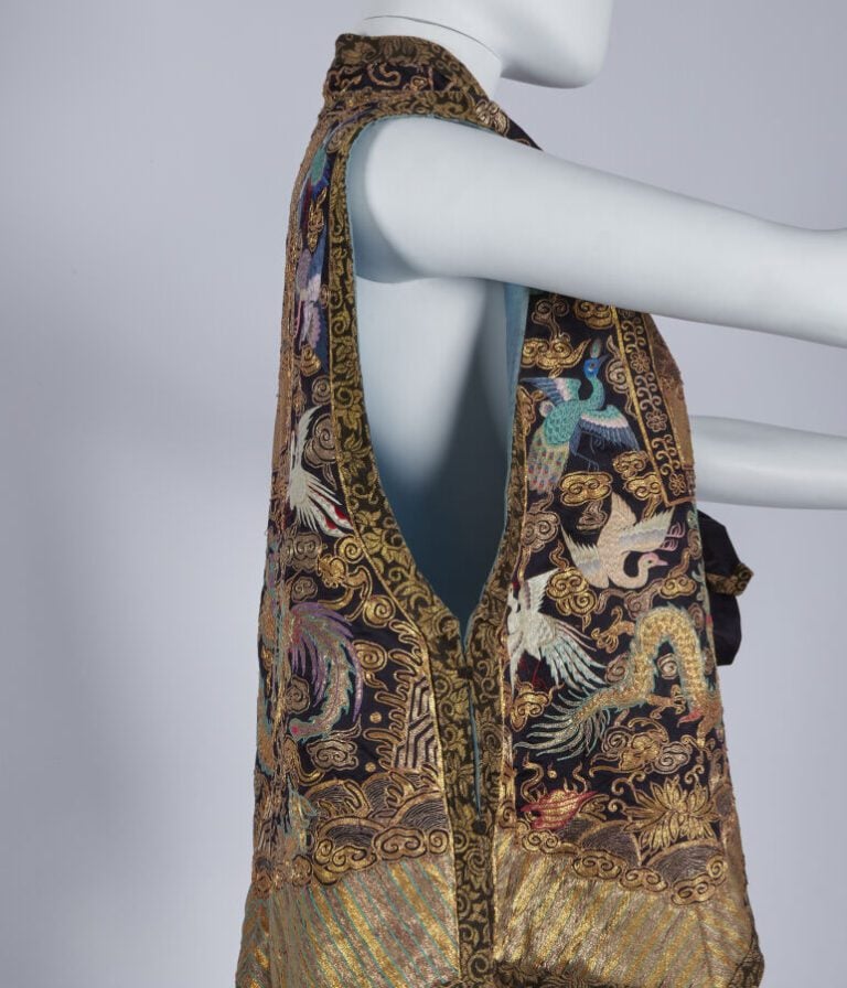 CHINE - XIXE SIÈCLE - Gilet en soie bleue à décor brodé aux fils polychromes et…