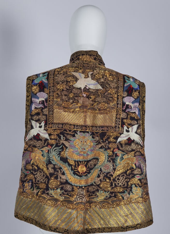 CHINE - XIXE SIÈCLE - Gilet en soie bleue à décor brodé aux fils polychromes et…