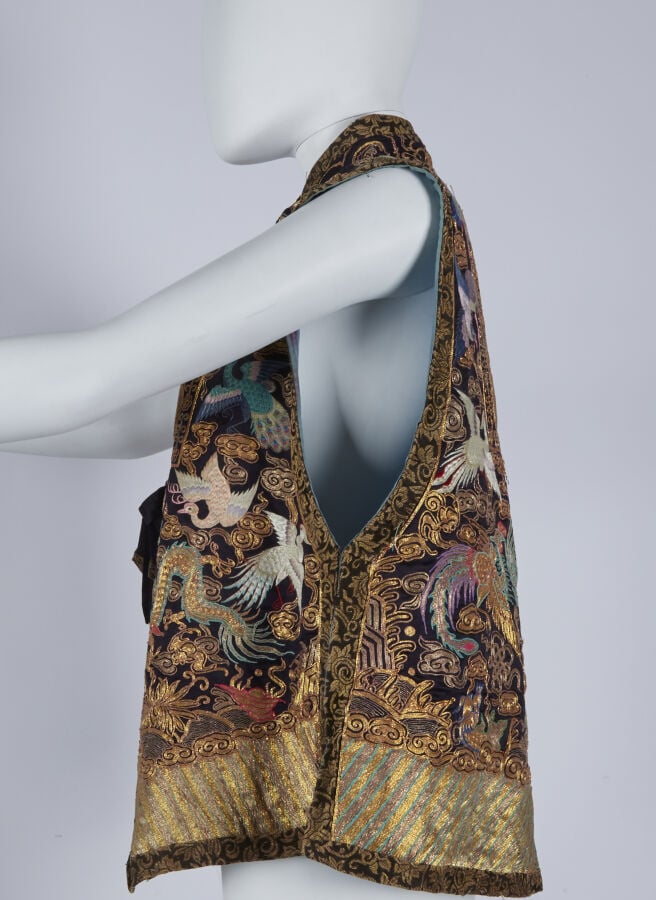 CHINE - XIXE SIÈCLE - Gilet en soie bleue à décor brodé aux fils polychromes et…