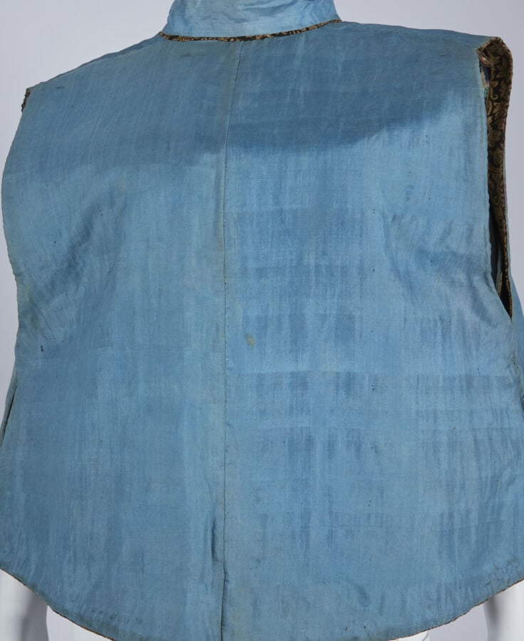 CHINE - XIXE SIÈCLE - Gilet en soie bleue à décor brodé aux fils polychromes et…