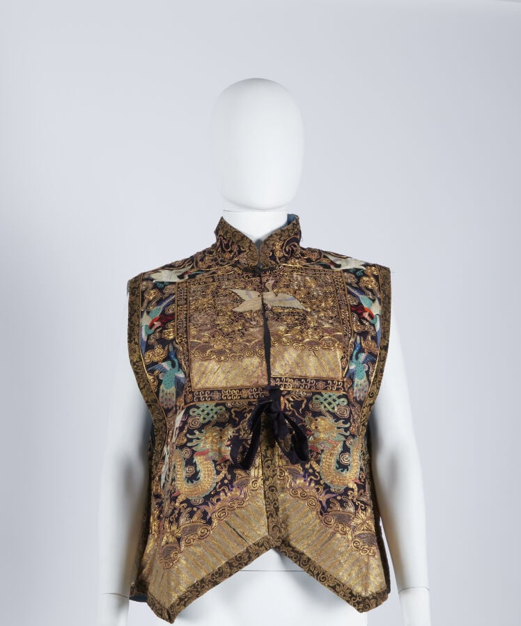 CHINE - XIXE SIÈCLE - Gilet en soie bleue à décor brodé aux fils polychromes et…