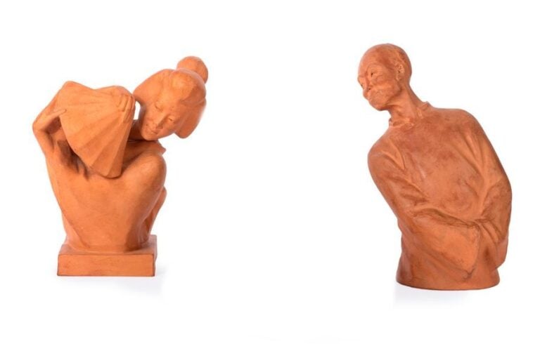 Chinoise à l'éventail et mandarin Deux sculptures en terre cuite, signées