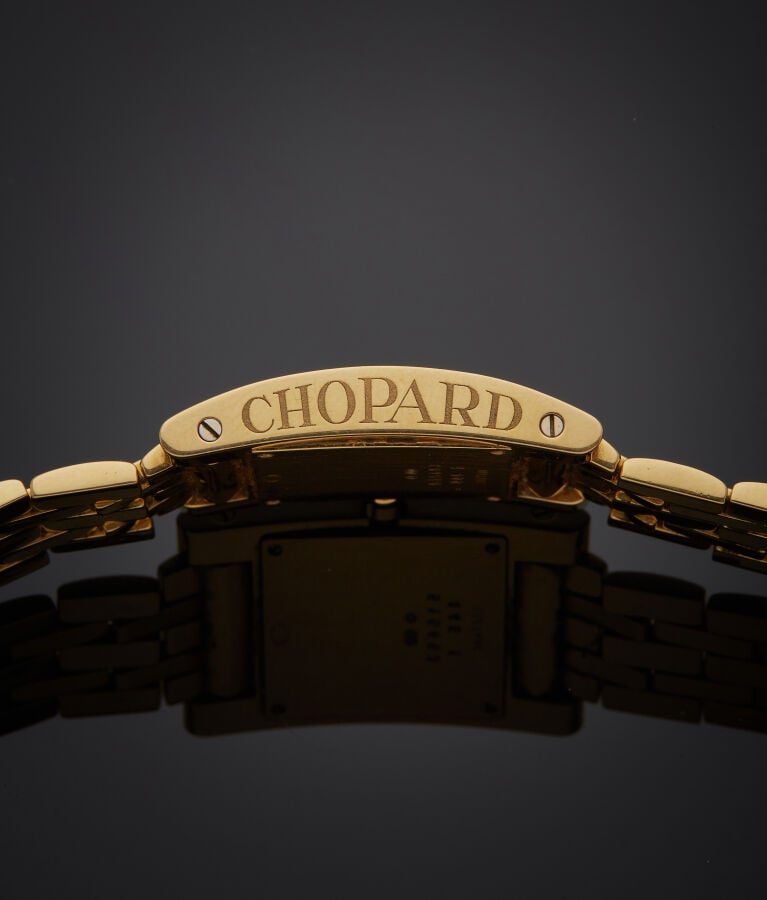 CHOPARD - BRACELET MONTRE carrée de dame en or jaune (750‰) bombé. Cadran satin…