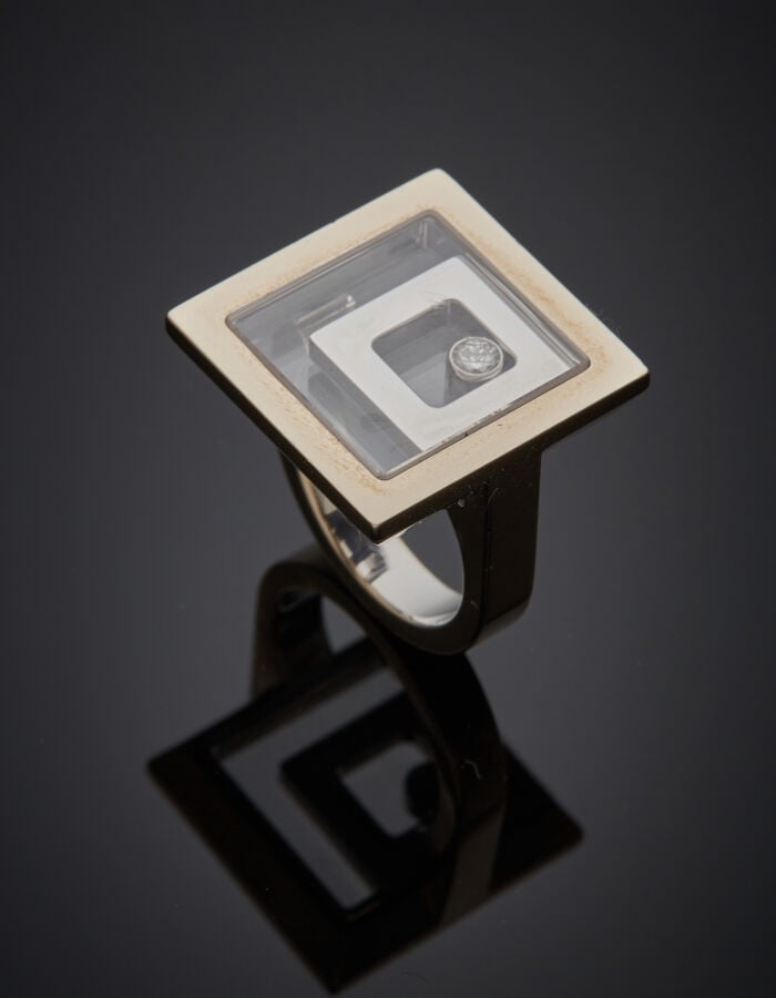 CHOPARD - Importante BAGUE carrée "Happy Spirit" en or gris (750‰) à motif déce…