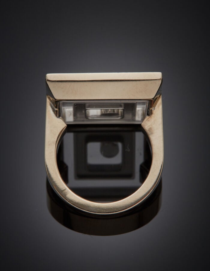 CHOPARD - Importante BAGUE carrée "Happy Spirit" en or gris (750‰) à motif déce…