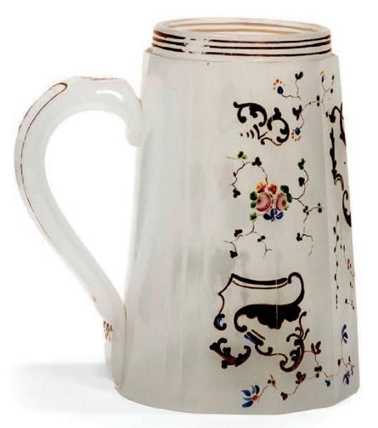 * Chope en opaline blanche à pans coupés