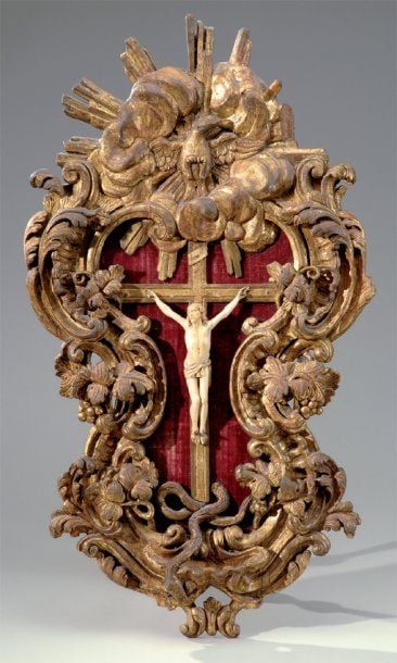 Christ en croix, en ivoire finement sculpt
