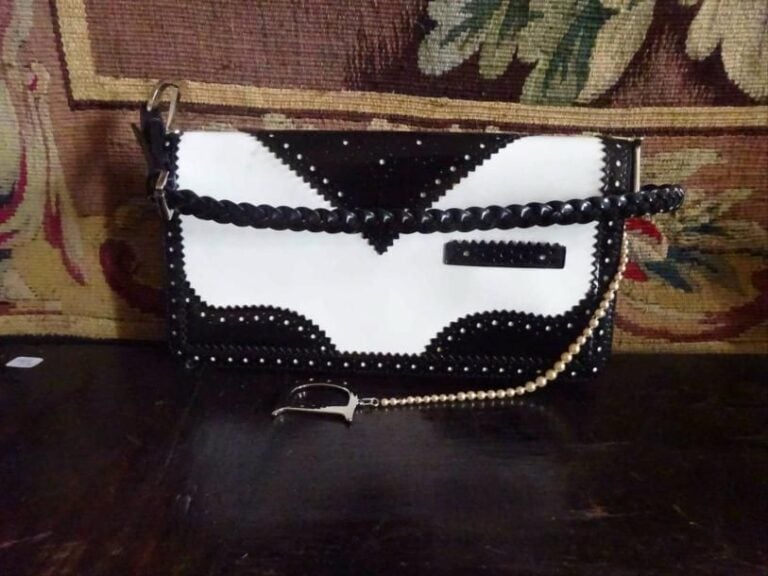 Christian DIOR Pochette porté épaule, cuir glacé noir et blanc, chaîne doré