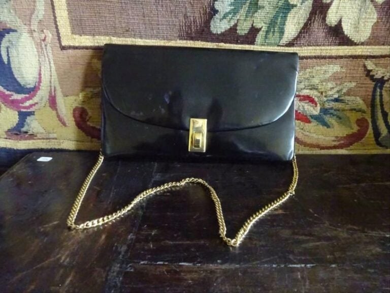 Christian DIOR Pochette vintage, cuir noir, chaîne dorée, porté épaule (usures d'usage