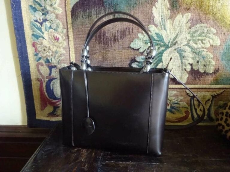 Christian DIOR Sac "Lady Perla" en cuir noir, porté main, attributs, plaque siglé