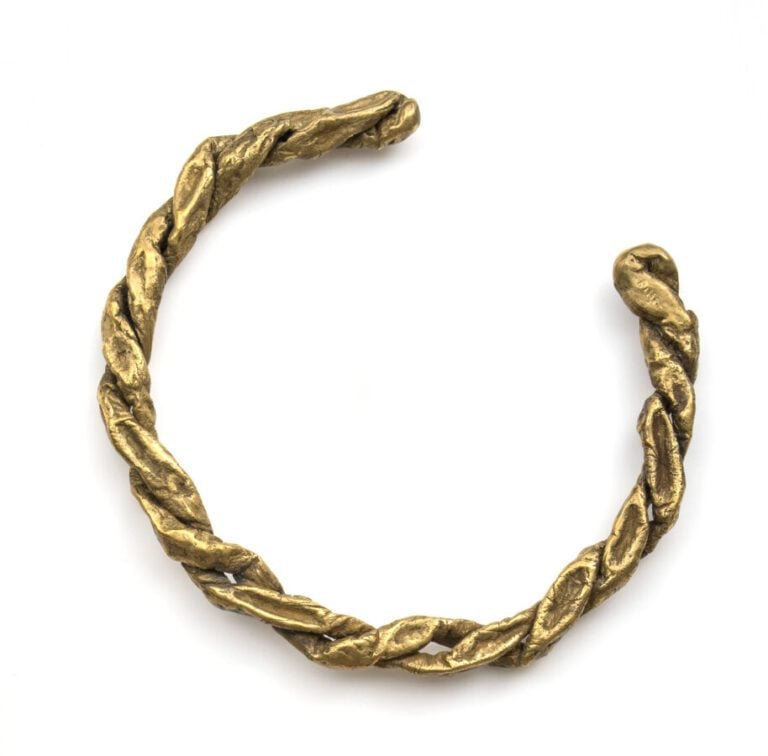 CHRISTIANE BILLET (1937-2023) - Torque en Bronze torsadé brut patiné - Signée «…