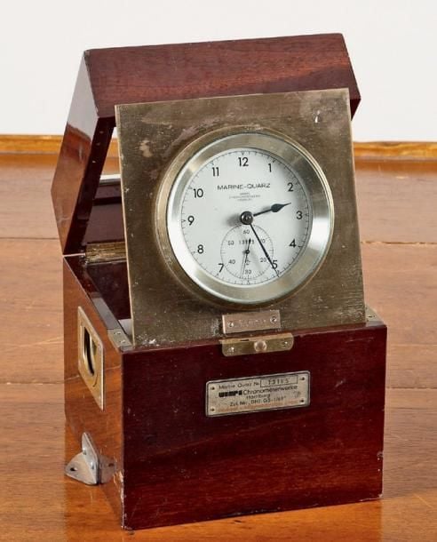 CHRONOMÈTRE WEMPE DE MARINE Mécanisme à quartz, dans sa boîte de transport en acajou vitrée sur le dessus, muni de sa plaqu