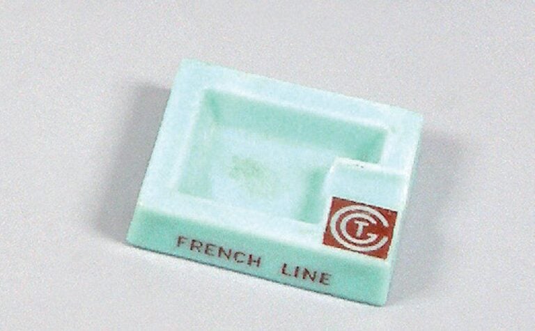 CIE GLE TRANSATLANTIQUE Cendrier FRENCH LINE en « opalex » vert, sigle