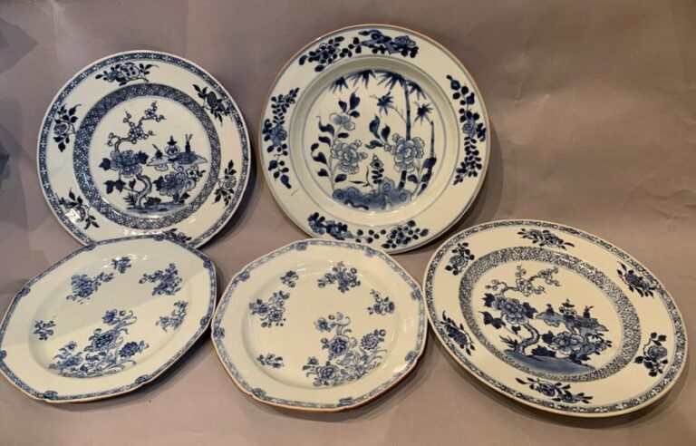 Cinq assiettes en porcelaine à décor en camaïeu bleu sur fond blan