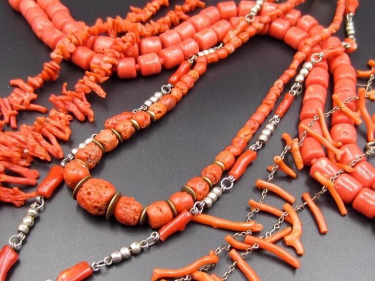Cinq COLLIERS composés de perles diverses et de branches de corail Un fermoir en argent (min 800 millièmes) Poids brut total : 274,8 g