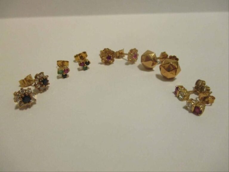 Cinq paires de boucles d'oreilles en or jaune 18K (750%o) serties de pierres de synthèses, et l'une des paires sertie de rubis, émeraudes et saphir