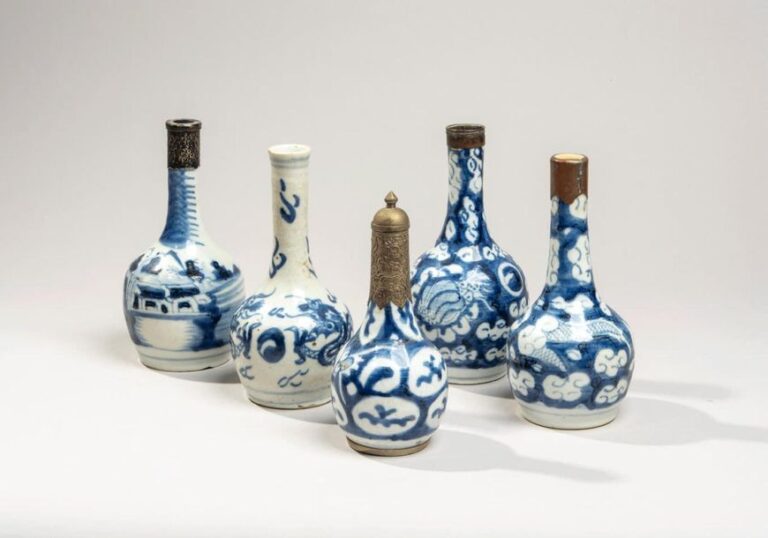 Cinq petites bouteilles en porcelaine à décor en bleu sous couverte de dragons, nuages et paysages lacustre