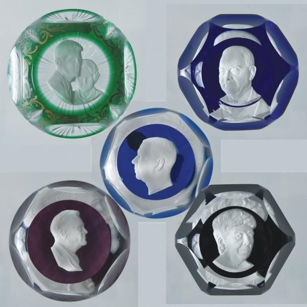 Cinq presse-papiers à motif de cristallo-cérame 1°/ Cristal d'Alber