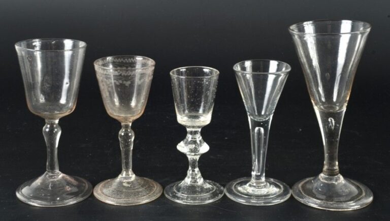 Cinq verres à pied du XVIIIe