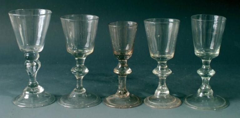 Cinq verres à pied en verr