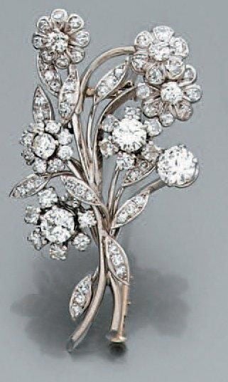 CLIP DE CORSAGE «bouquet de fleur» platine et or sertis de diamants taille ancienne, demi-taille et 8/8 dont certains plus important