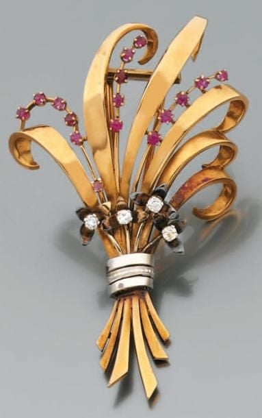 CLIP DE CORSAGE «bouquet de fleurs» en platine et or jaune sertis de pierres roses et diamant