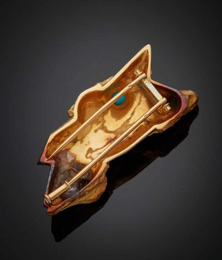 CLIP de CORSAGE "écorce d'arbre" en or jaune (750‰) sculpté, dépoli, serti de c…