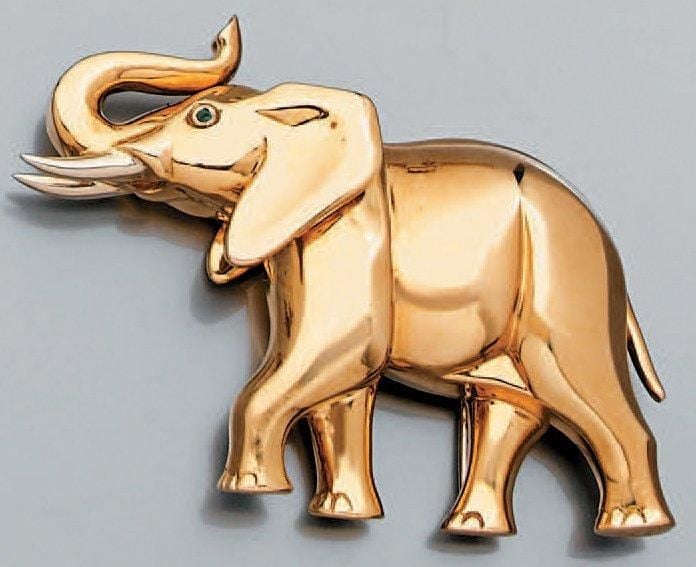 CLIP DE CORSAGE «éléphant», grand modèle, en or jaune serti de deux émeraude