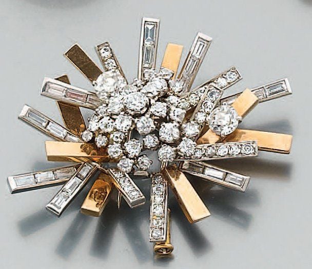 CLIP DE CORSAGE « étoile » en platine et or jaune serti de diamants taille ancienne et baguette