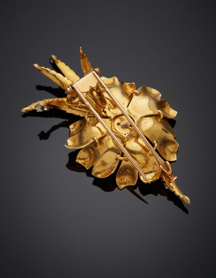 CLIP de CORSAGE "fleur" en or jaune (750‰) entièrement ciselé, serti de diamant…