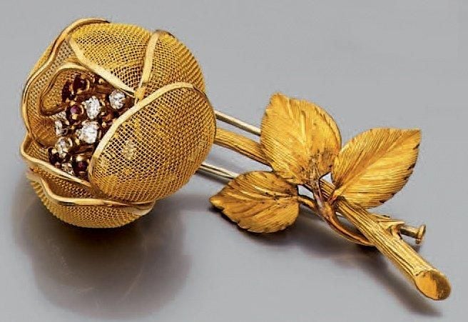 CLIP DE CORSAGE «fleur» en or jaune finement guilloché et cisel