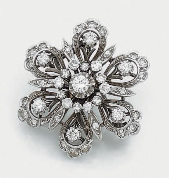 CLIP de CORSAGE «fleur» en platine (950 millièmes) et or gris (750 millièmes) ajouré, serti de diamants taille brillant et 8/