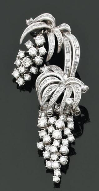 CLIP DE CORSAGE «grappes» en platine articulé et ajouré serti de diamants taille brillant et baguette