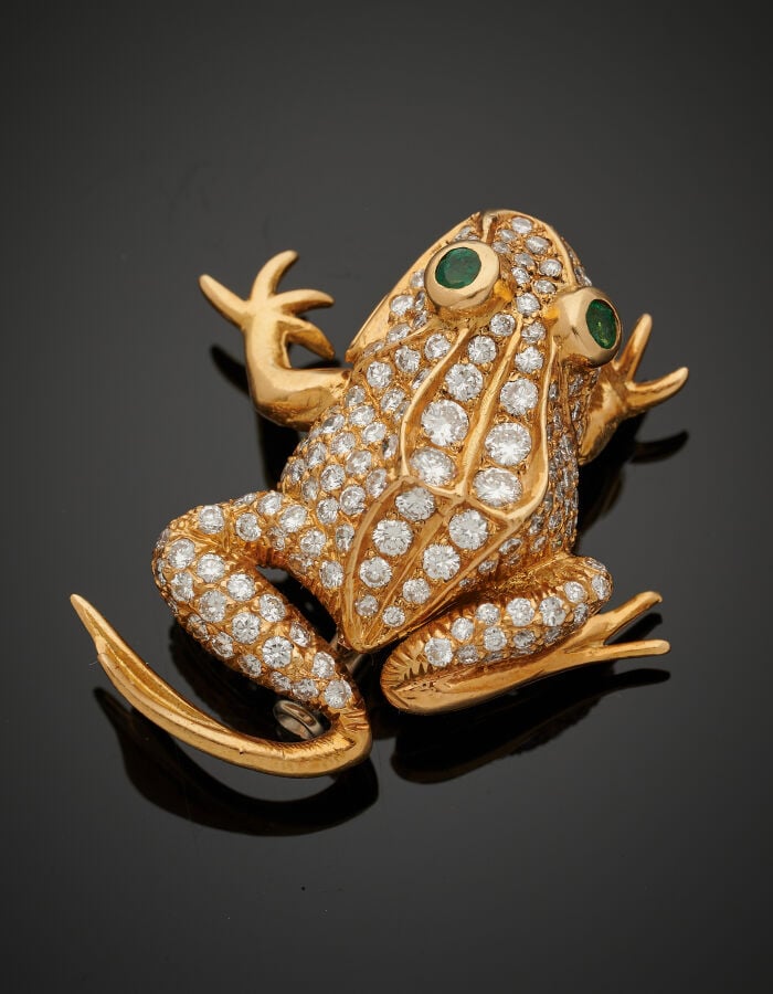 CLIP de CORSAGE "grenouille" en or jaune (750‰) pavé de diamants et émeraudes (…