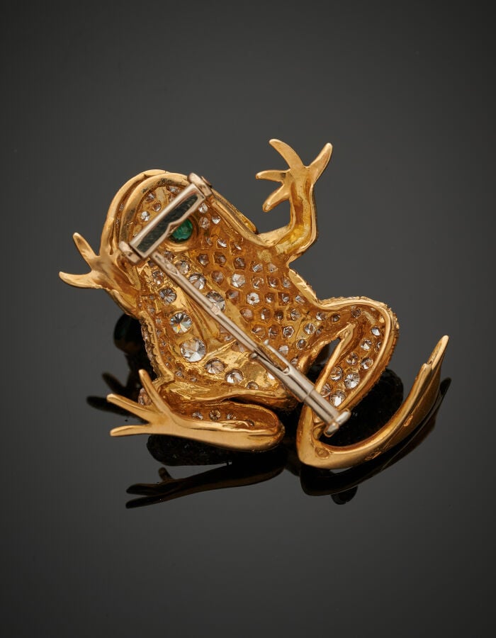 CLIP de CORSAGE "grenouille" en or jaune (750‰) pavé de diamants et émeraudes (…