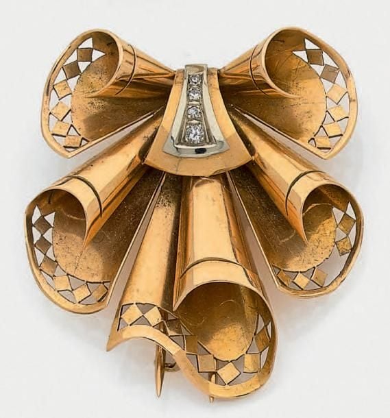 CLIP de CORSAGE «jabot» en or jaune et or gris (750 millièmes) repercé (manques et petits chocs), serti de quatre diamants en chut