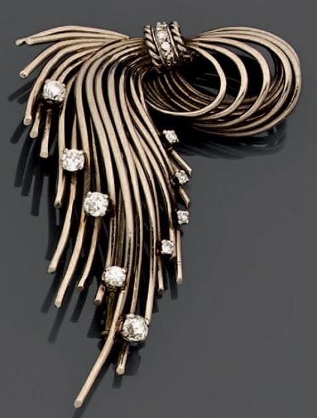 CLIP DE CORSAGE «noeud» en fils de platine et or gris serti de diamants taille ancienne, taille brillant et 8/